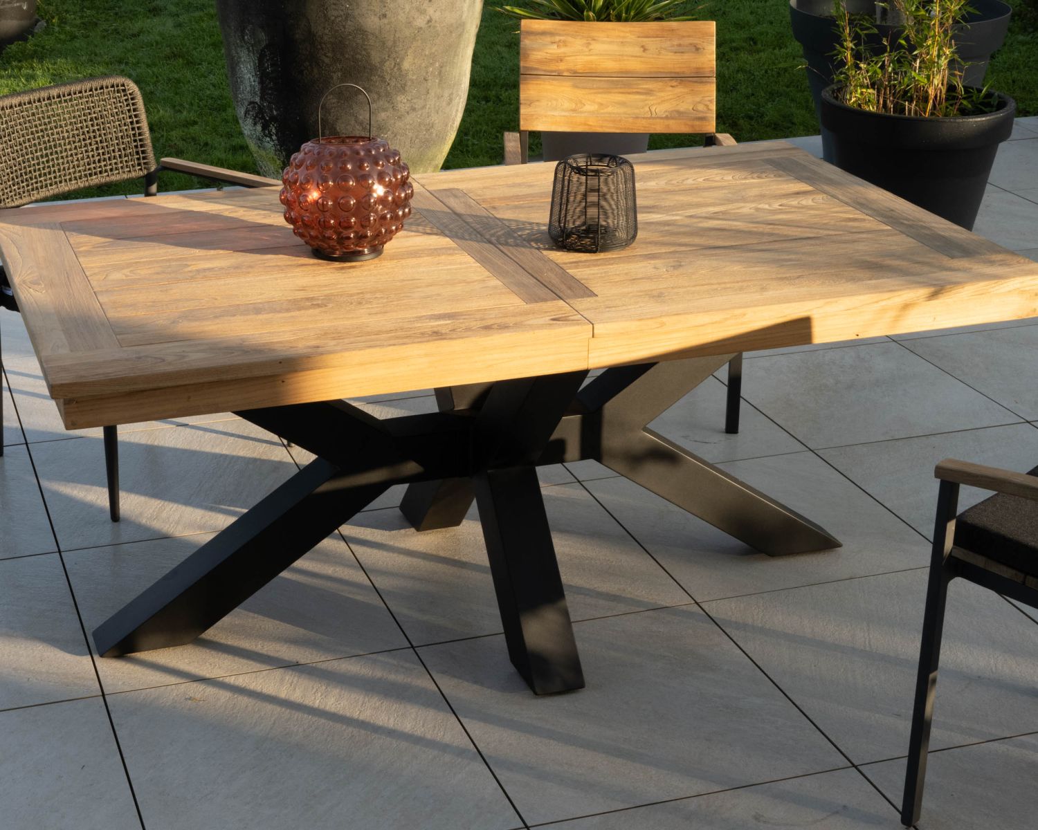Grande table de jardin en teck 220 à 300 cm avec allonges centrales "Hélios" pieds croix aluminium noir