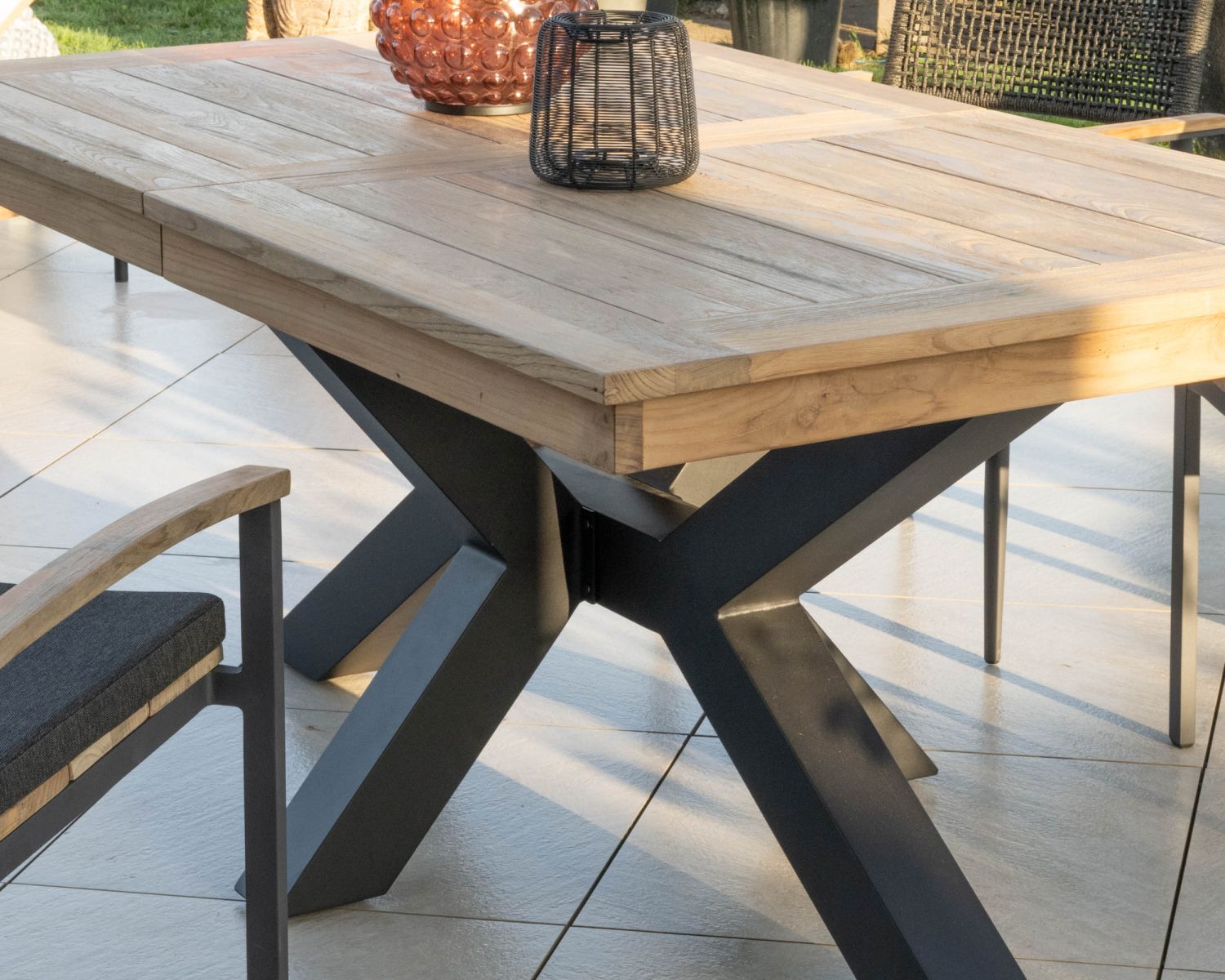 Table de jardin en teck 180 à 260 cm "Hélios" pieds croix aluminium noir