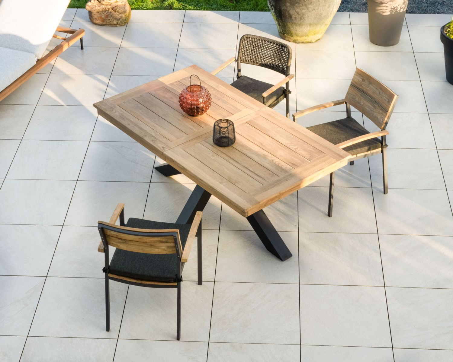 Table de jardin en teck 180 à 260 cm "Hélios" pieds croix aluminium noir