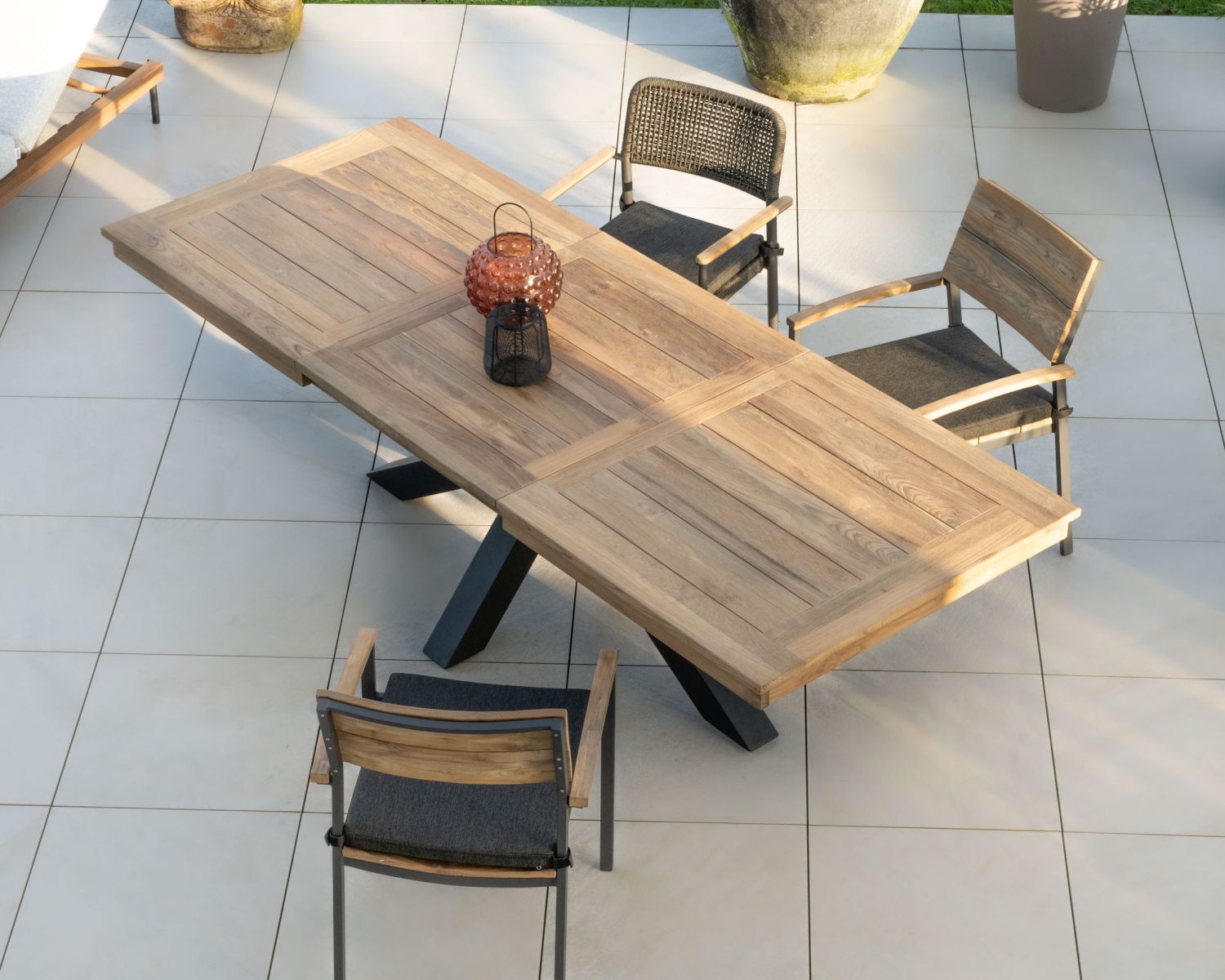 Grande table de jardin en teck 220 à 300 cm avec allonges centrales "Hélios" pieds croix aluminium noir