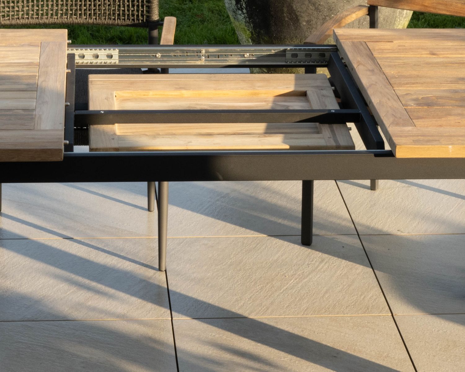 Table de jardin 180 à 240 cm avec allonge centrale "Ozone" en teck et aluminium