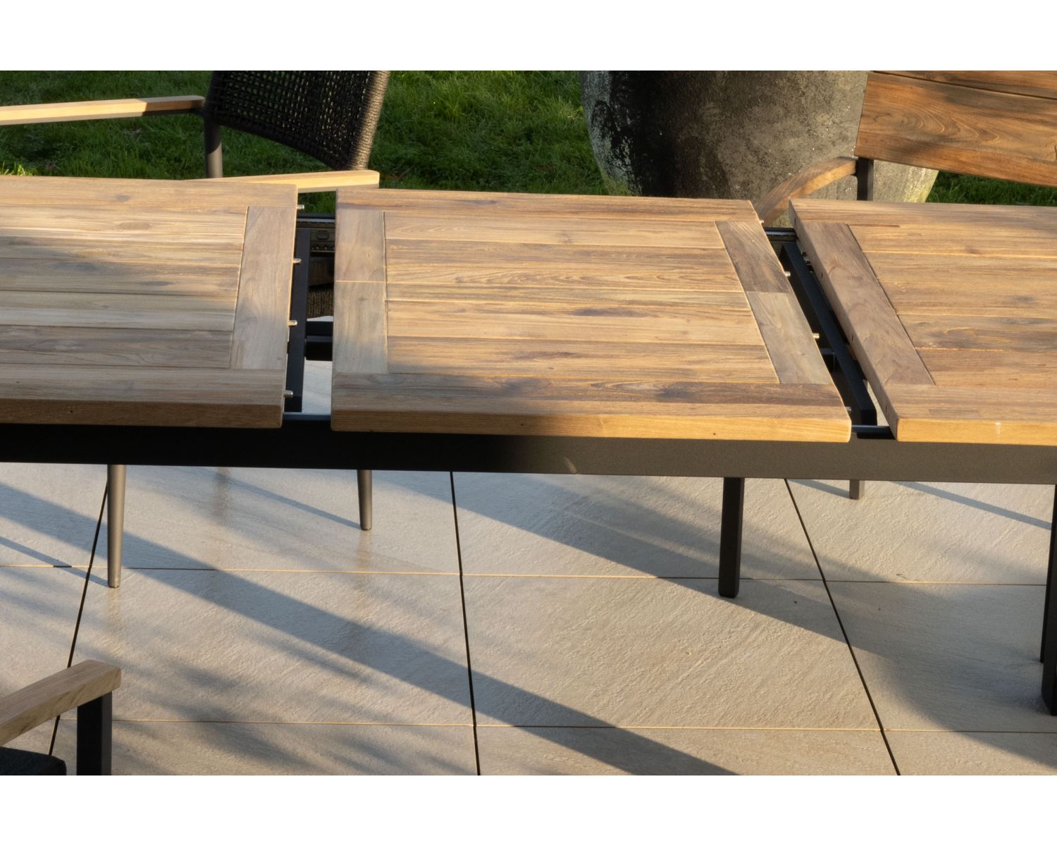 Table de jardin 180 à 240 cm avec allonge centrale "Ozone" en teck et aluminium