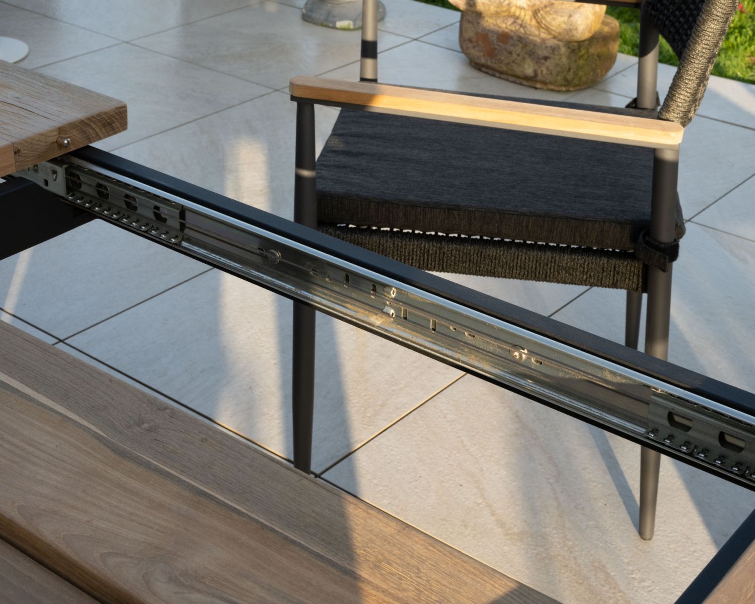 Table de jardin 180 à 240 cm avec allonge centrale "Ozone" en teck et aluminium