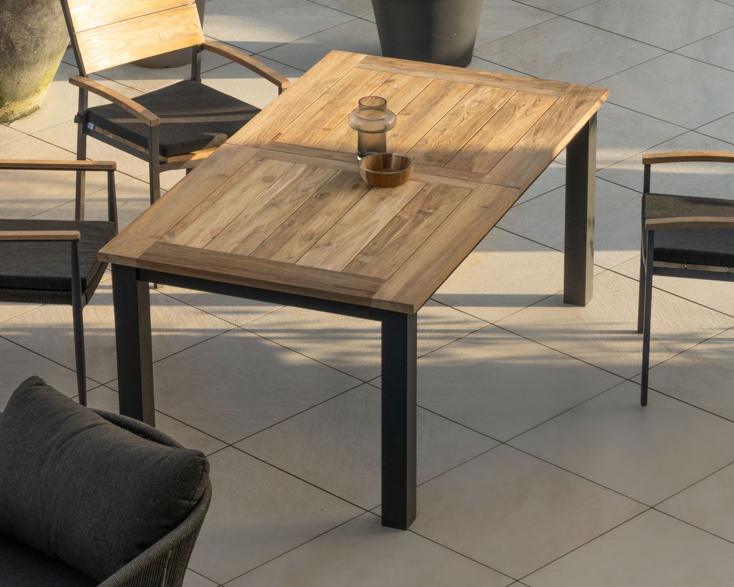 Table de jardin 180 à 240 cm avec allonge centrale "Ozone" en teck et aluminium