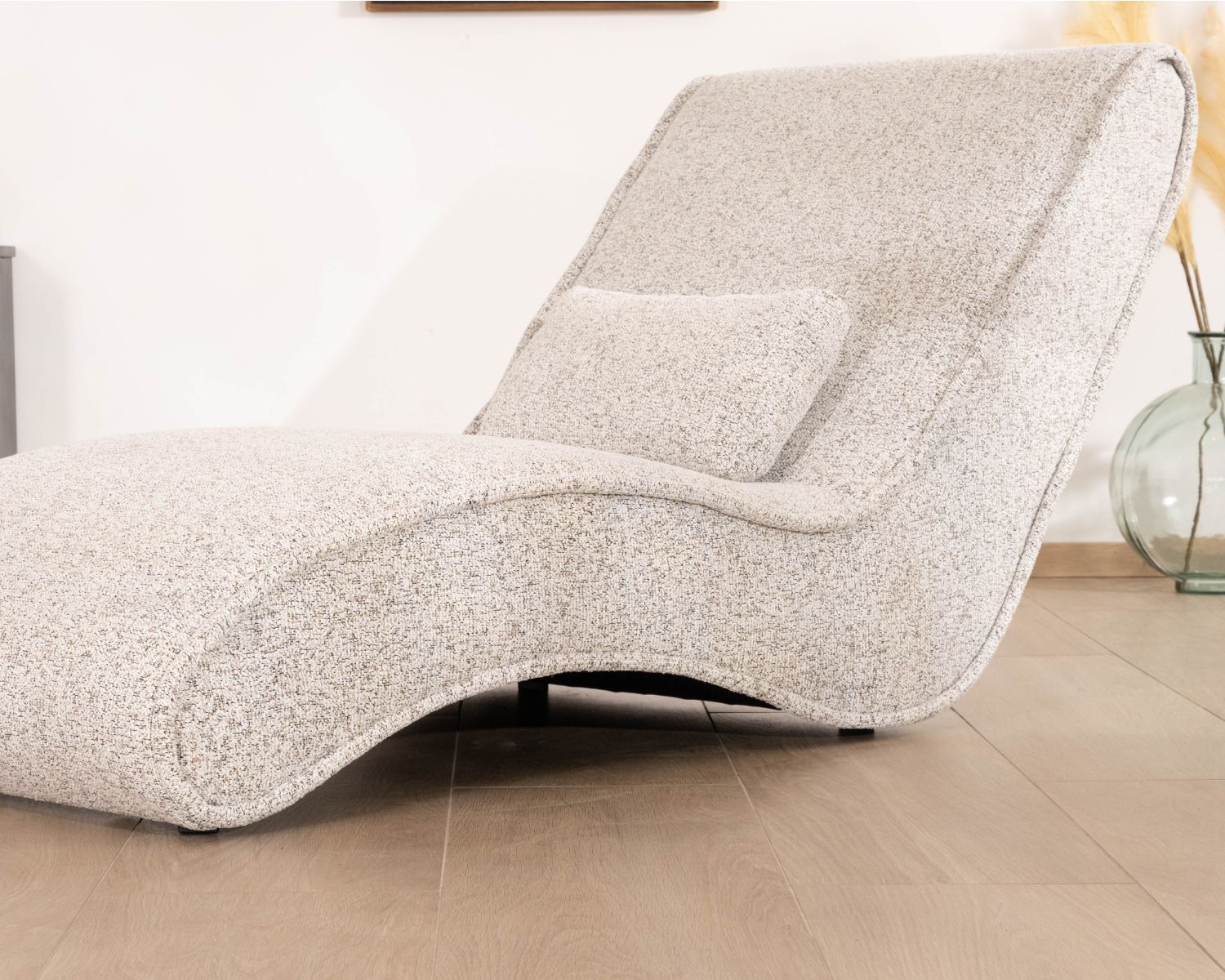 Chaise longue d'intérieur design en tissu tramé blanc cassé "Syltan"