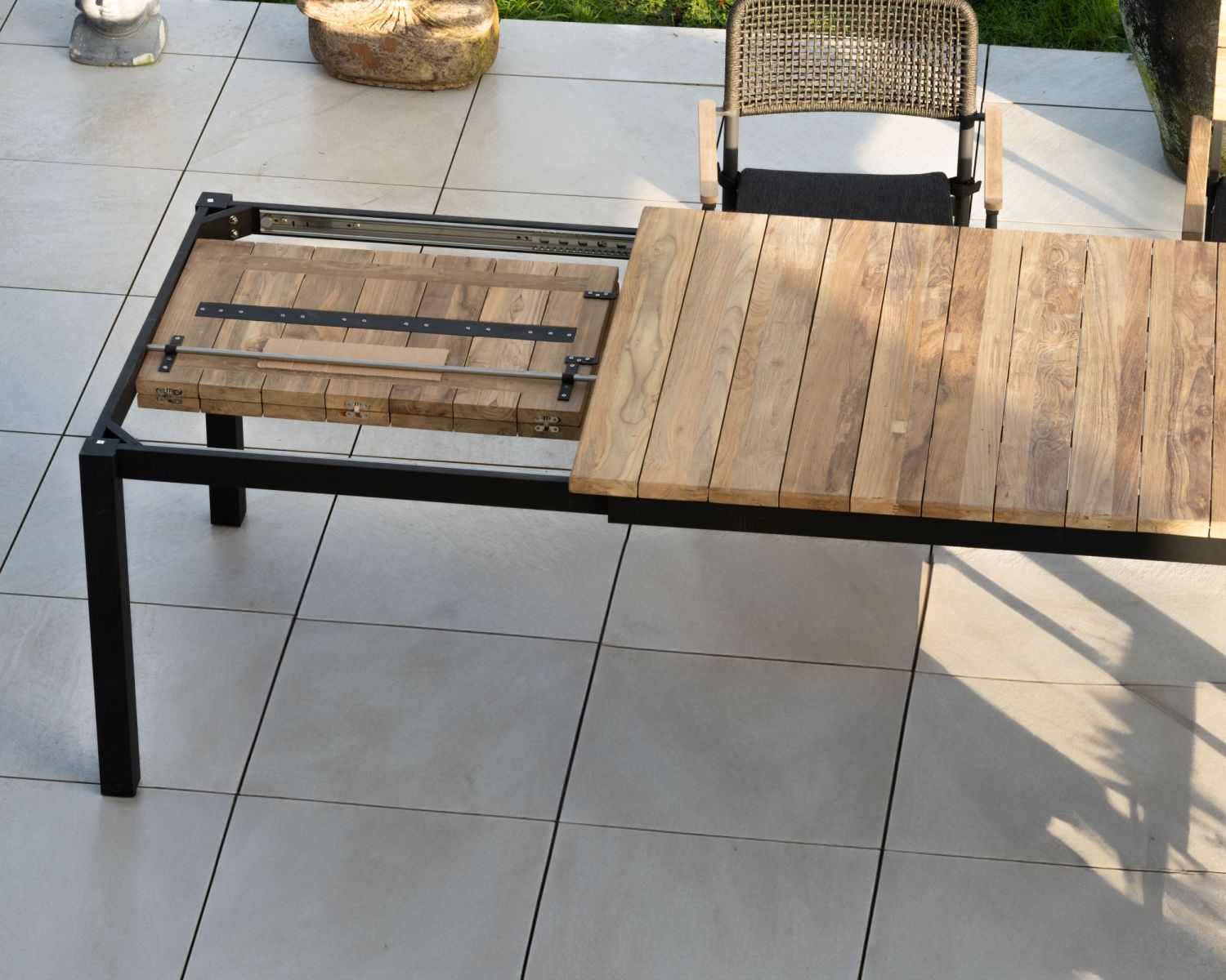 Table de jardin extensible 180 à 260 cm en teck et aluminium noir "Ozone"