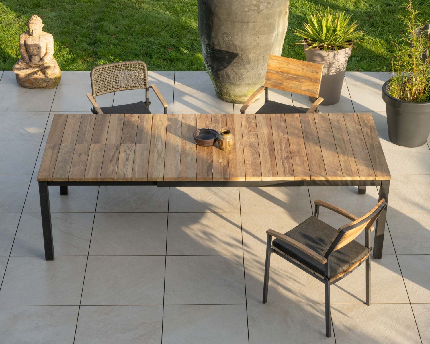 Table de jardin extensible 180 à 260 cm en teck et aluminium noir "Ozone"