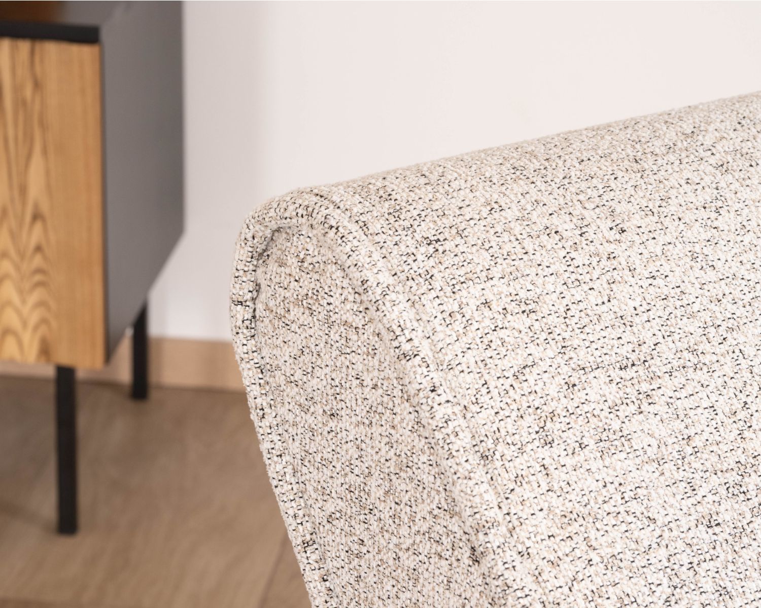 Chaise longue d'intérieur design en tissu tramé blanc cassé "Syltan"