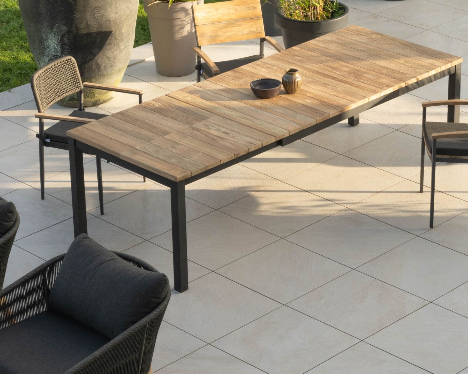 Table de jardin extensible 180 à 260 cm en teck et aluminium noir "Ozone"