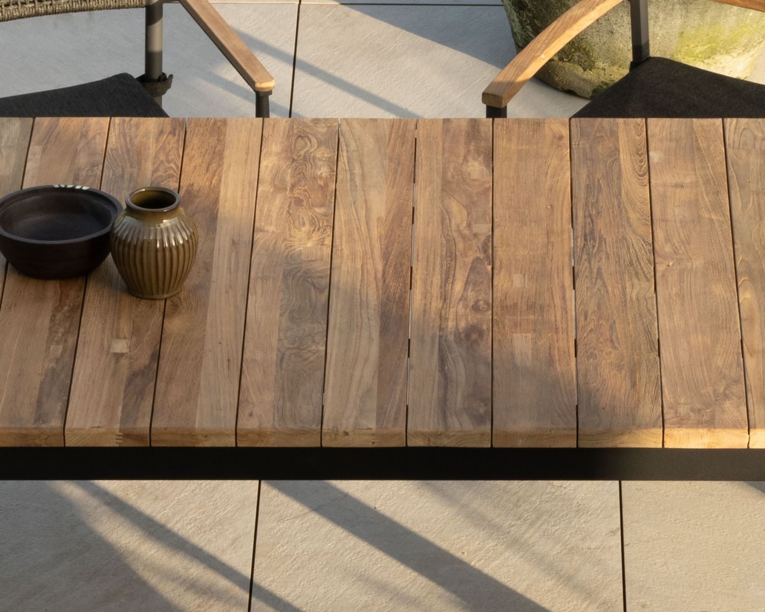 Table de jardin extensible 180 à 260 cm en teck et aluminium noir "Ozone"