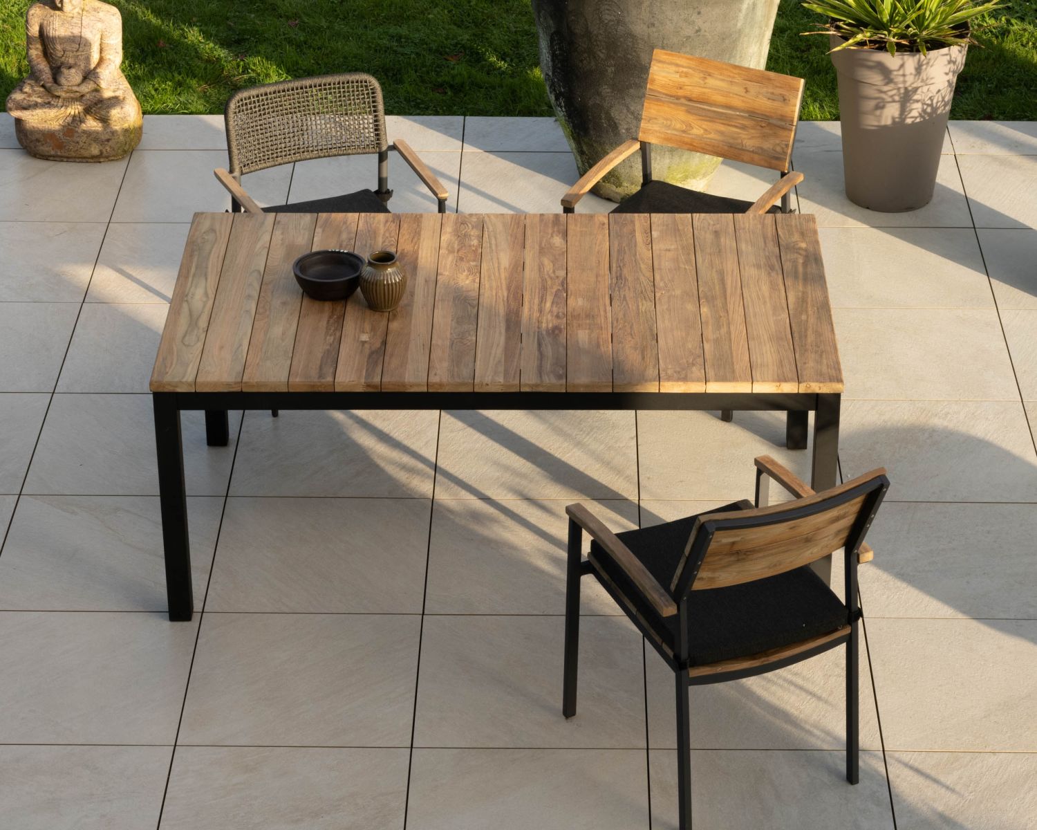 Table de jardin extensible 180 à 260 cm en teck et aluminium noir "Ozone"