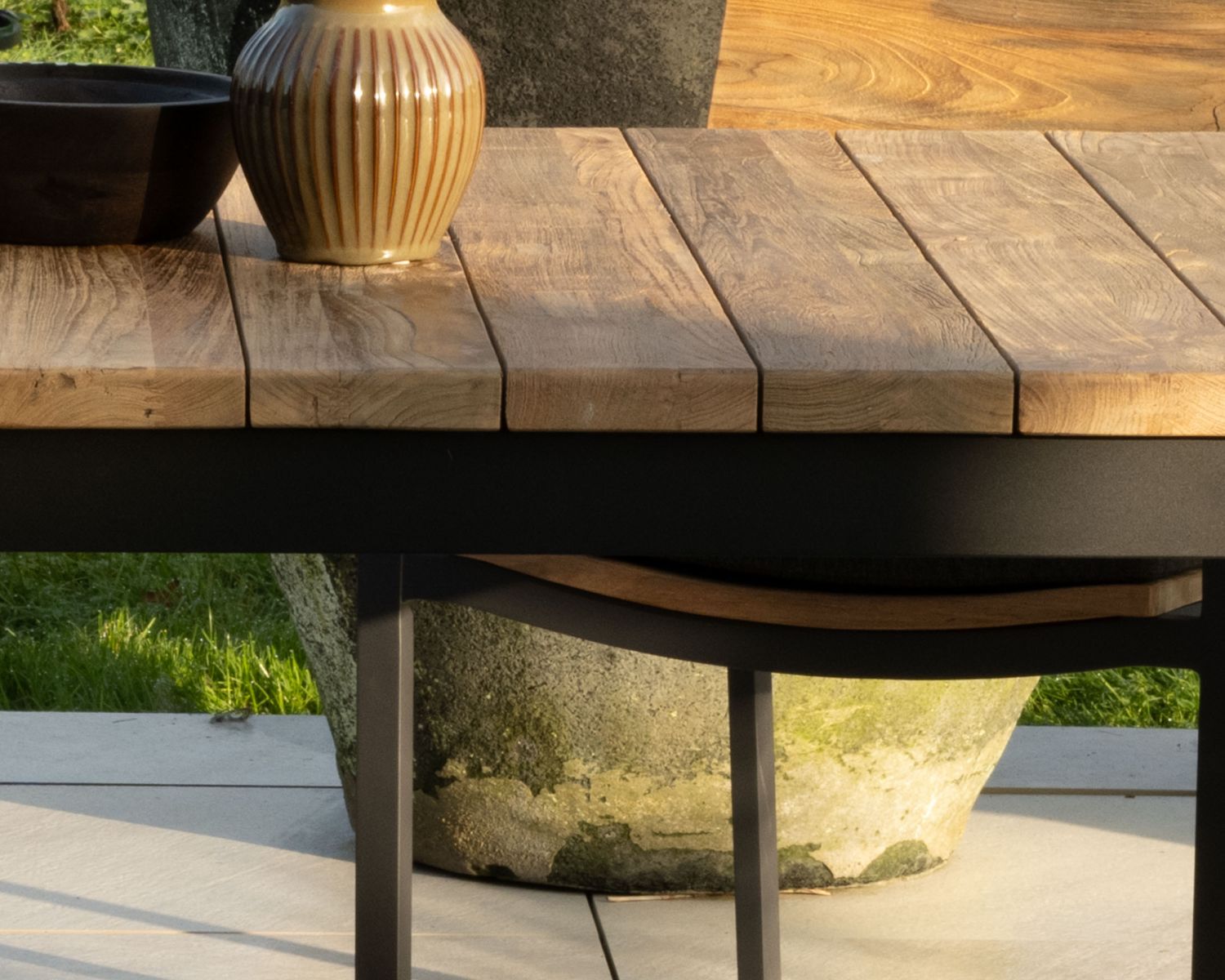 Table de jardin extensible 180 à 260 cm en teck et aluminium noir "Ozone"