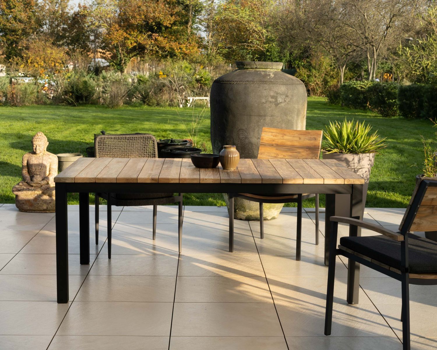 Table de jardin extensible 180 à 260 cm en teck et aluminium noir "Ozone"