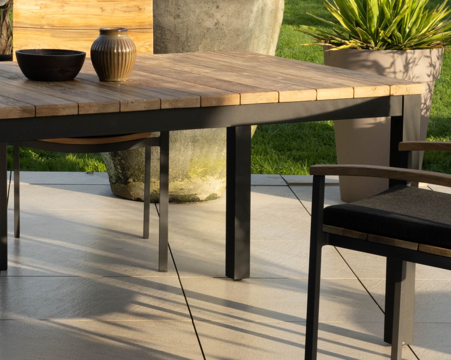 Table de jardin extensible 180 à 260 cm en teck et aluminium noir "Ozone"