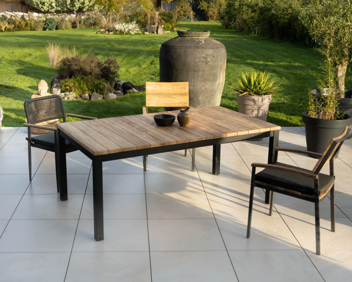 Table de jardin extensible 180 à 260 cm en teck et aluminium noir "Ozone"
