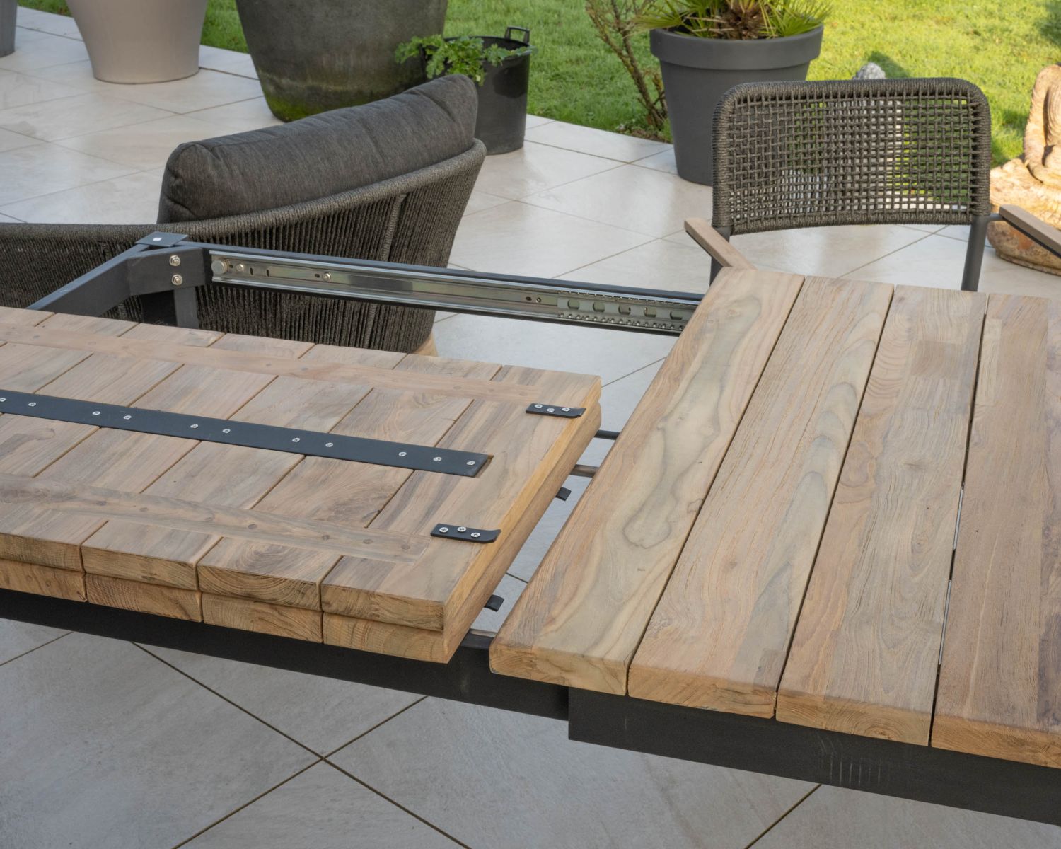 Table de jardin extensible 180 à 260 cm en teck et aluminium noir "Ozone"