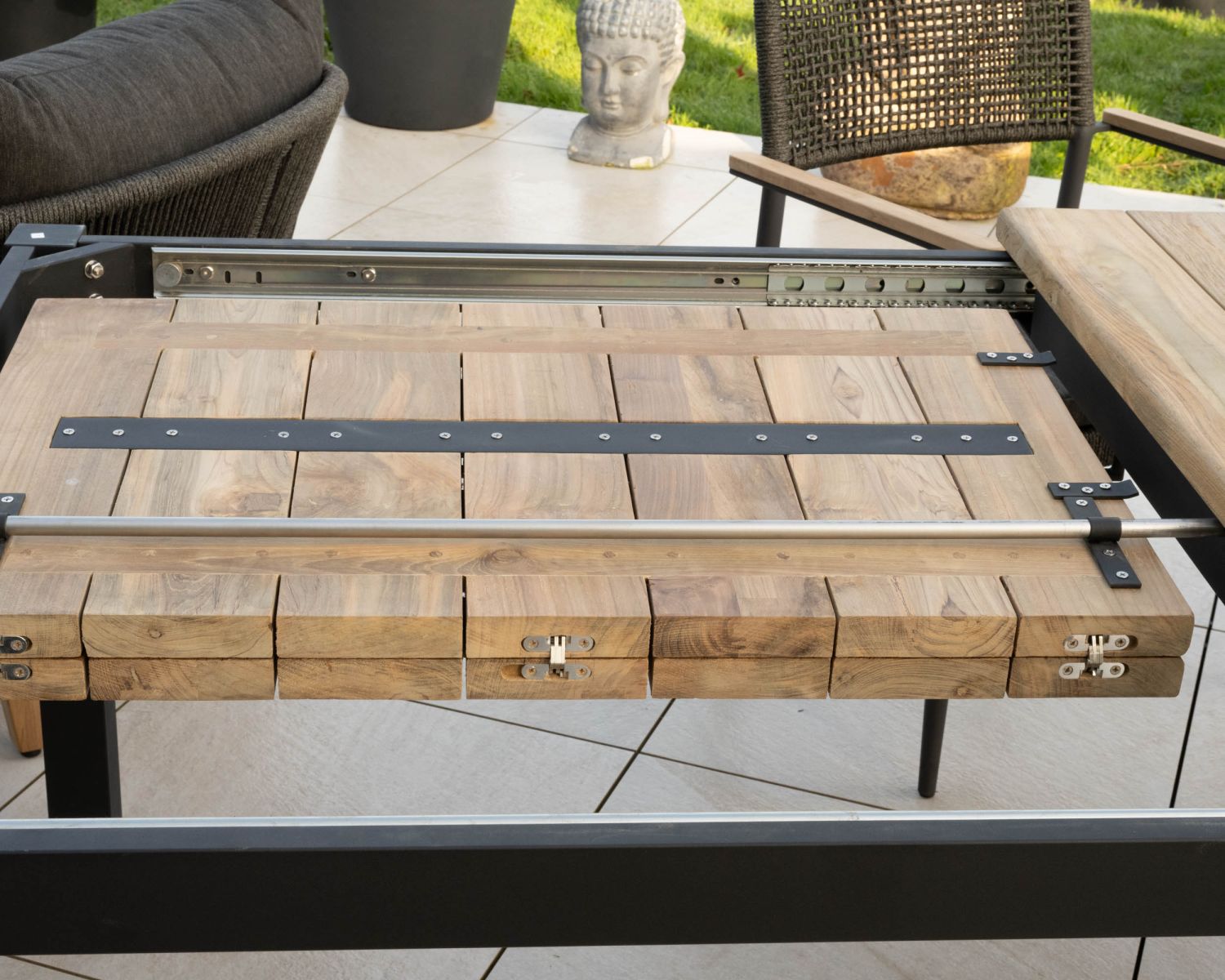 Table de jardin extensible 180 à 260 cm en teck et aluminium noir "Ozone"