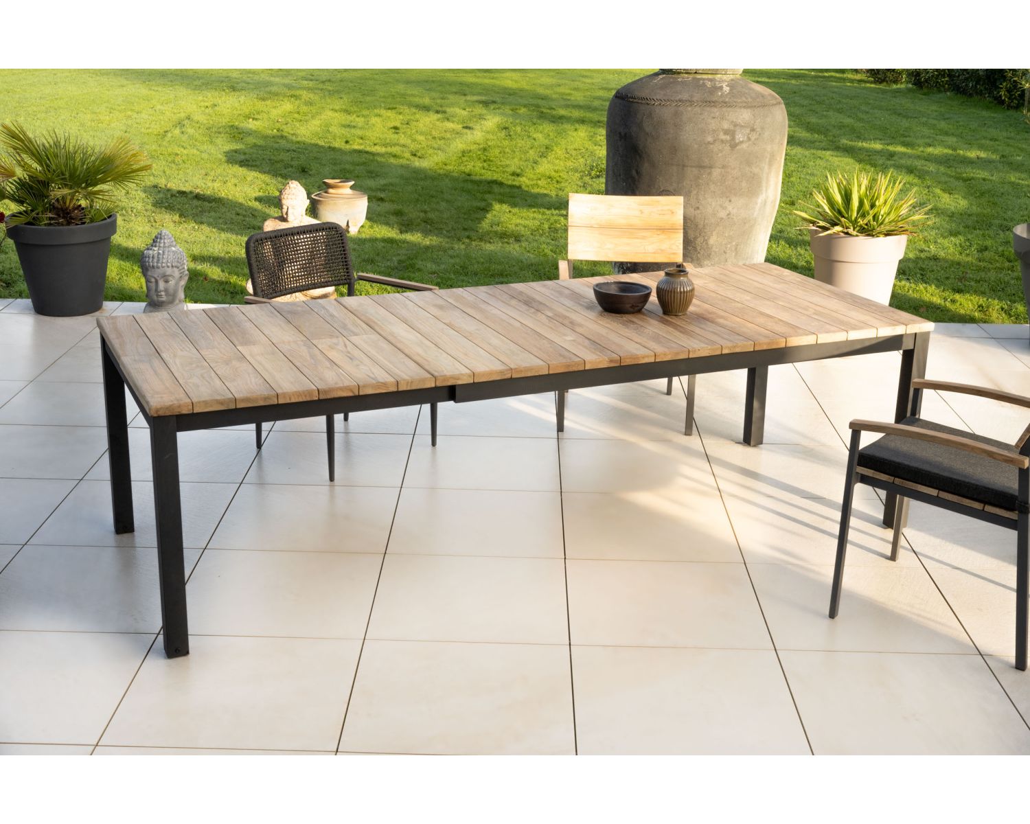 Table de jardin extensible 180 à 260 cm en teck et aluminium noir "Ozone"