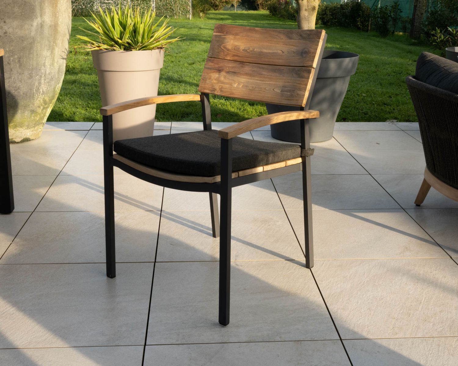 Chaise de jardin haut de gamme en teck et aluminium "Chair'ming" coussin en tissu gris