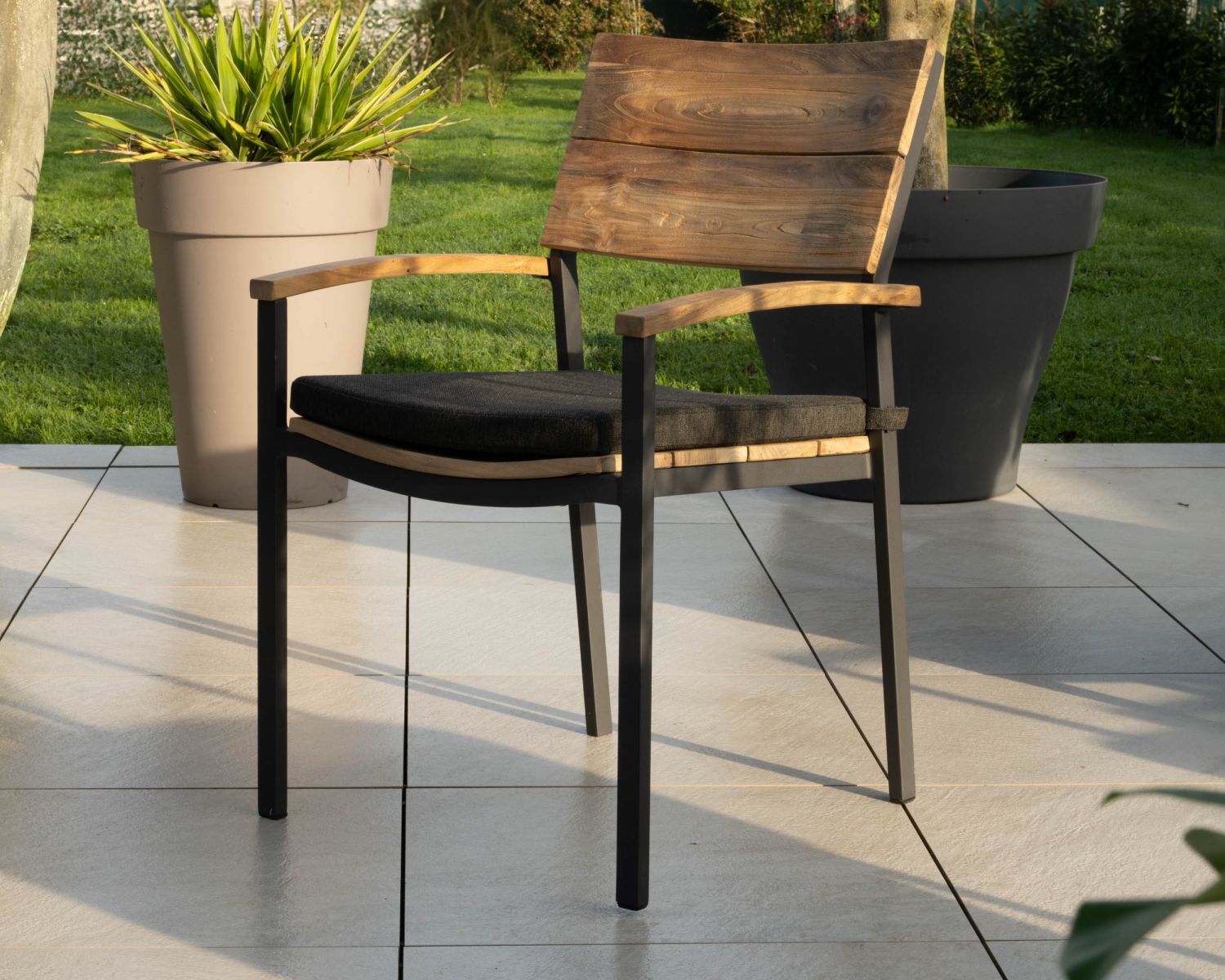 Chaise de jardin haut de gamme en teck et aluminium "Chair'ming" coussin en tissu gris