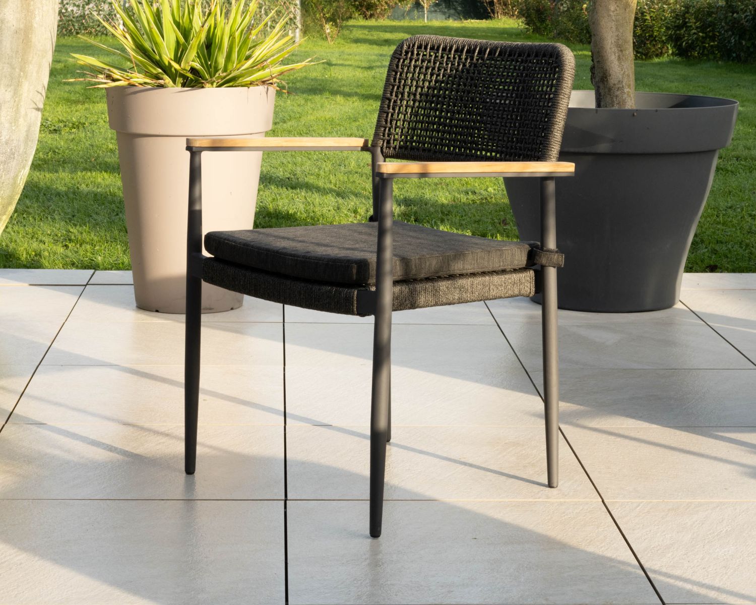 Lot de 4 chaises de jardin en aluminium avec accoudoirs en teck et coussin en tissu "Chair'ming"