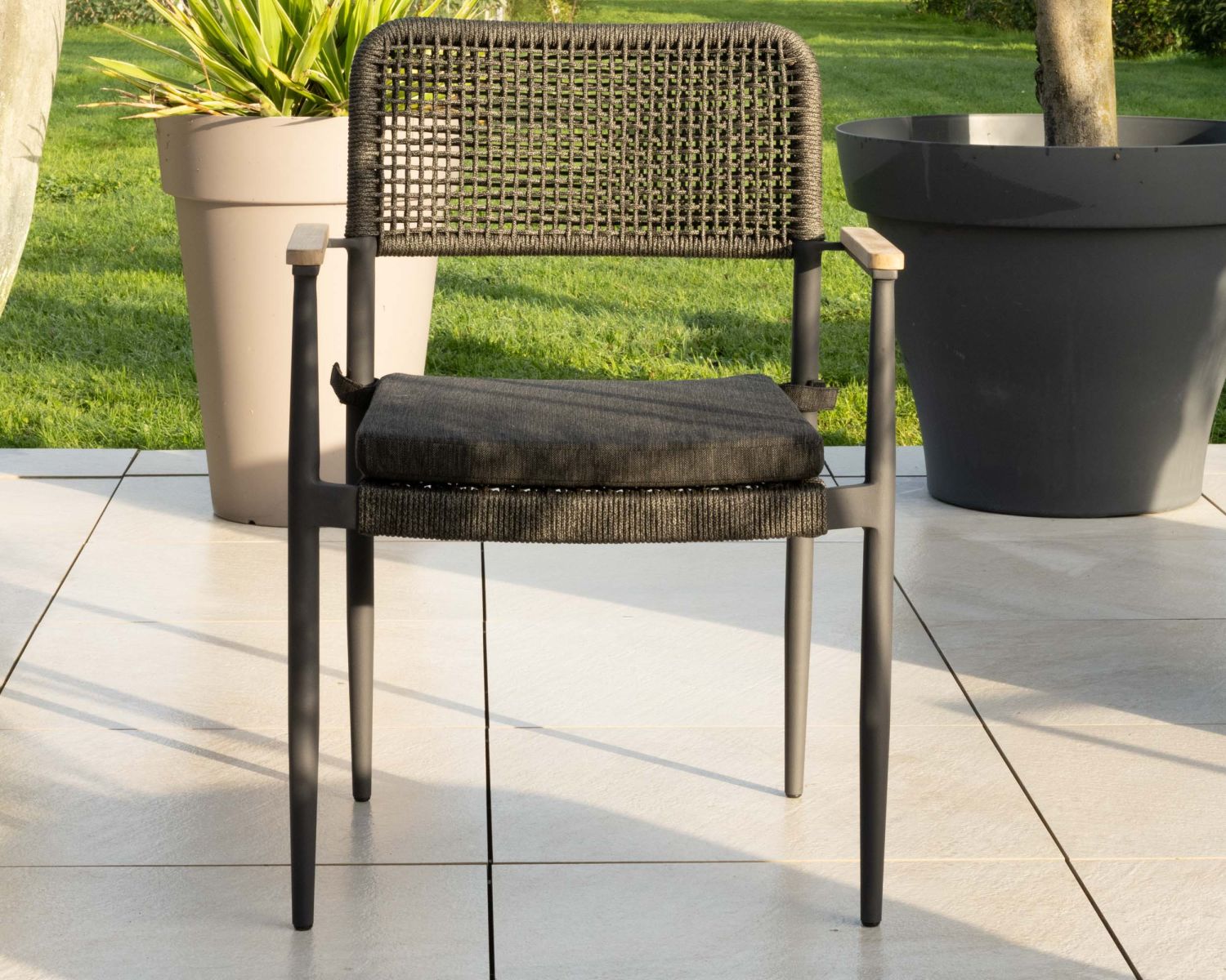 Lot de 4 chaises de jardin en aluminium avec accoudoirs en teck et coussin en tissu "Chair'ming"