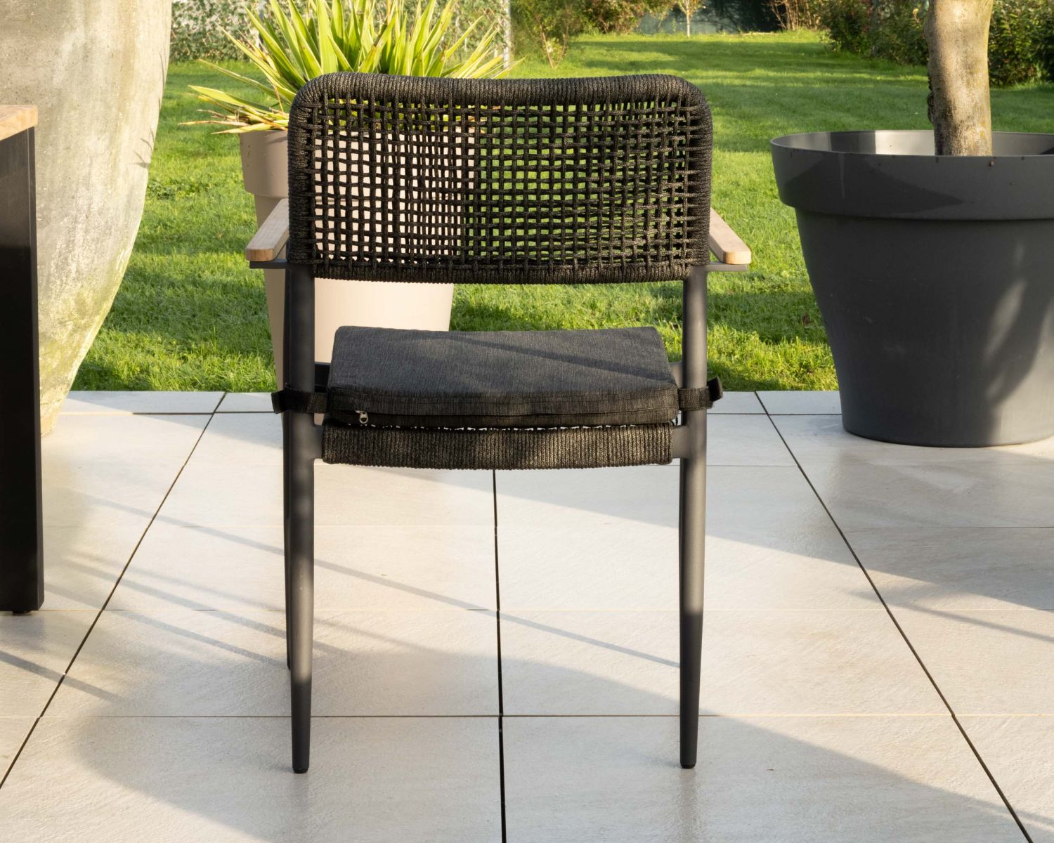 Lot de 4 chaises de jardin en aluminium avec accoudoirs en teck et coussin en tissu "Chair'ming"