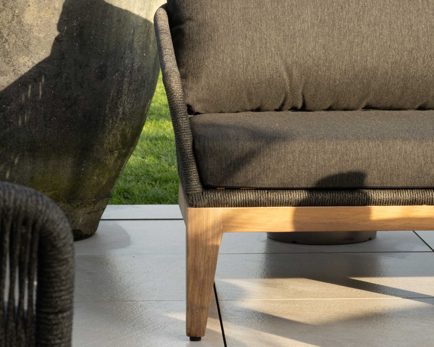 Ensemble de jardin haut de gamme 3 pièces en teck et tissu gris foncé "Tuléo"