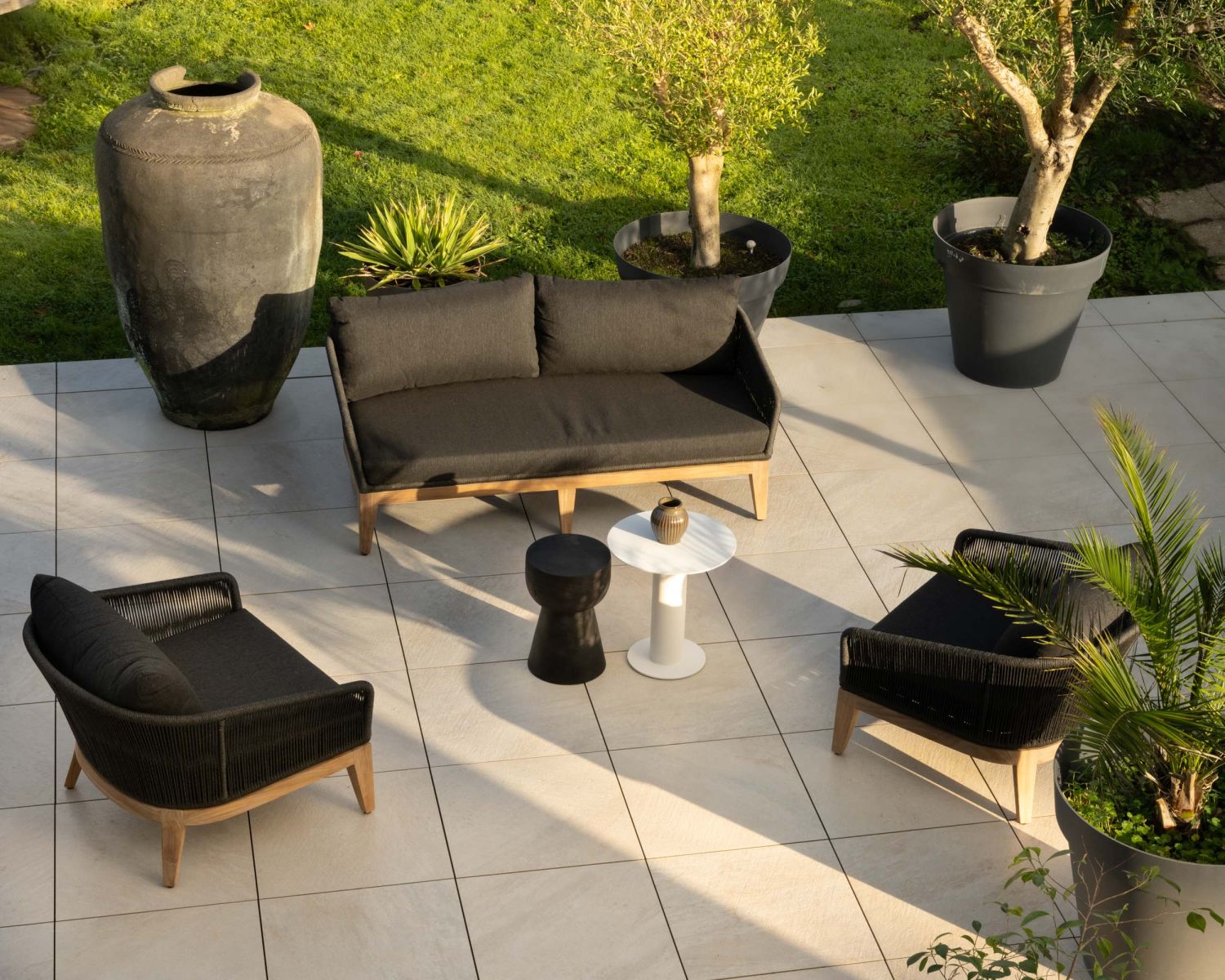 Ensemble de jardin haut de gamme 3 pièces en teck et tissu gris foncé "Tuléo"