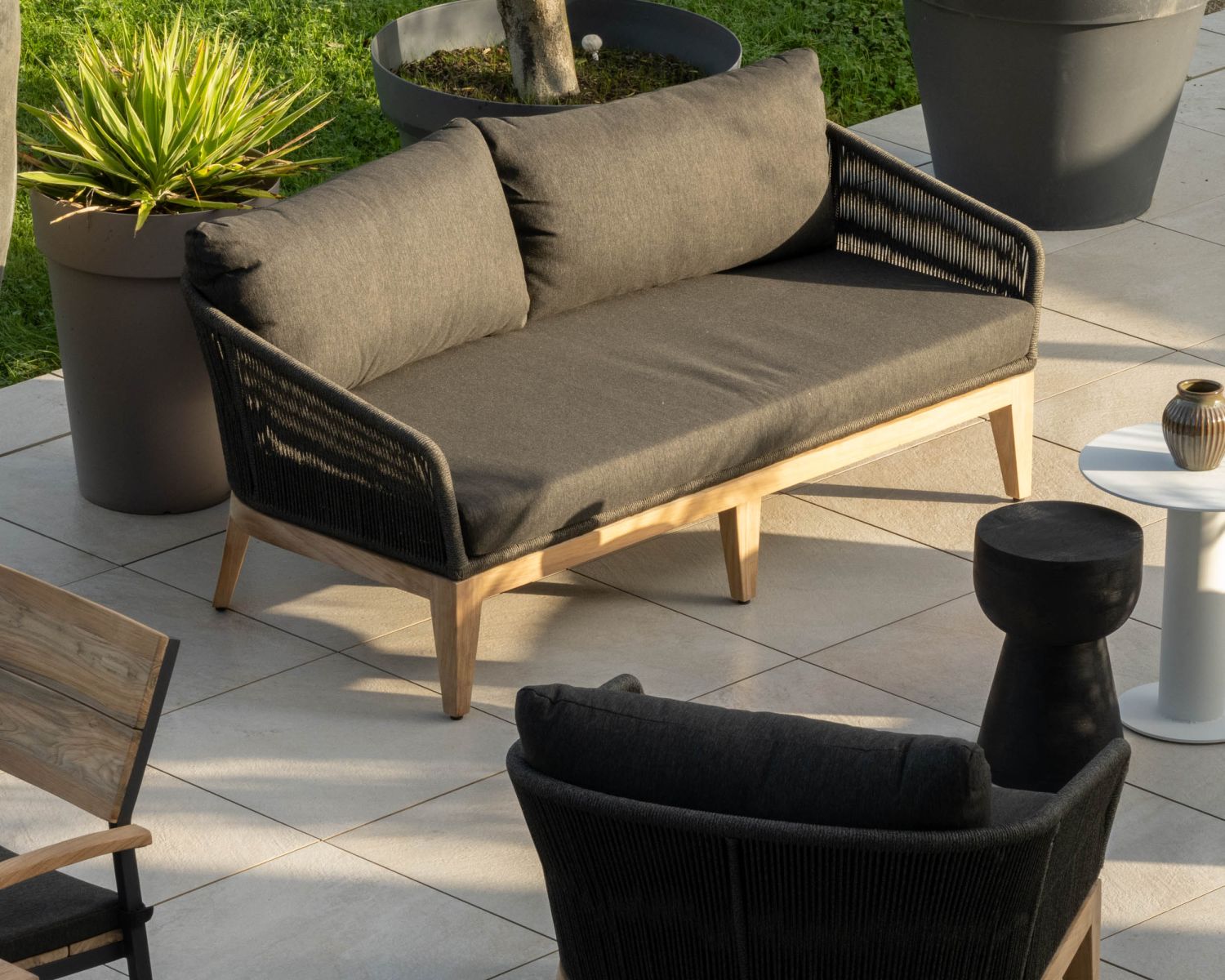 Ensemble de jardin haut de gamme 3 pièces en teck et tissu gris foncé "Tuléo"