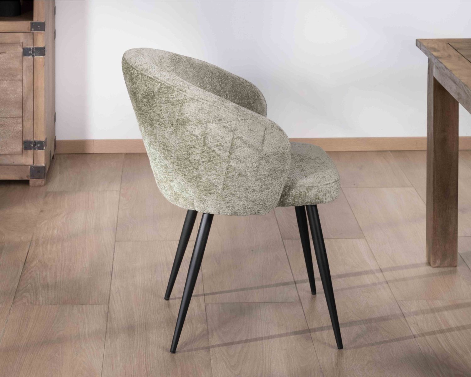 Lot de 2 chaises contemporaines et enveloppantes en tissu bouclé vert "Kandy"