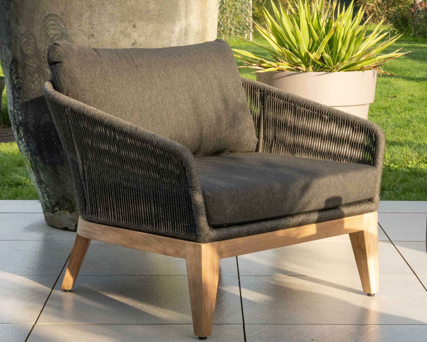 Ensemble de jardin haut de gamme 3 pièces en teck et tissu gris foncé "Tuléo"