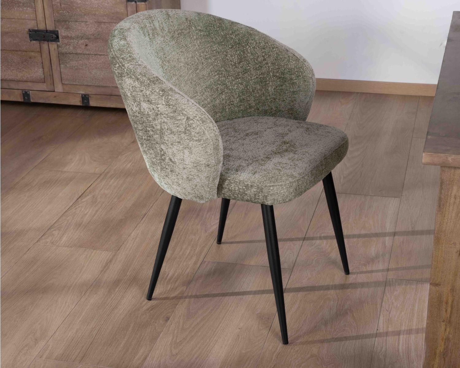 Lot de 2 chaises contemporaines et enveloppantes en tissu bouclé vert "Kandy"