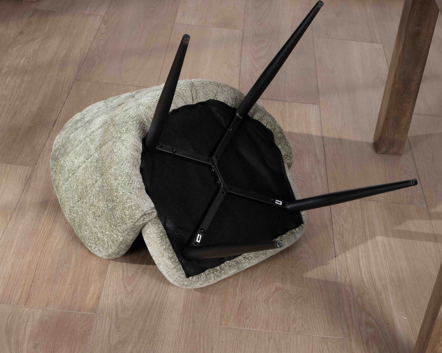 Lot de 2 chaises contemporaines et enveloppantes en tissu bouclé vert "Kandy"