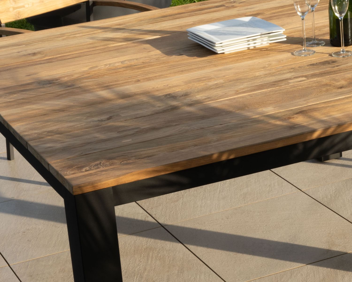 Table carrée 160 cm en aluminium et teck recyclé "Ozone" pour jardin contemporain