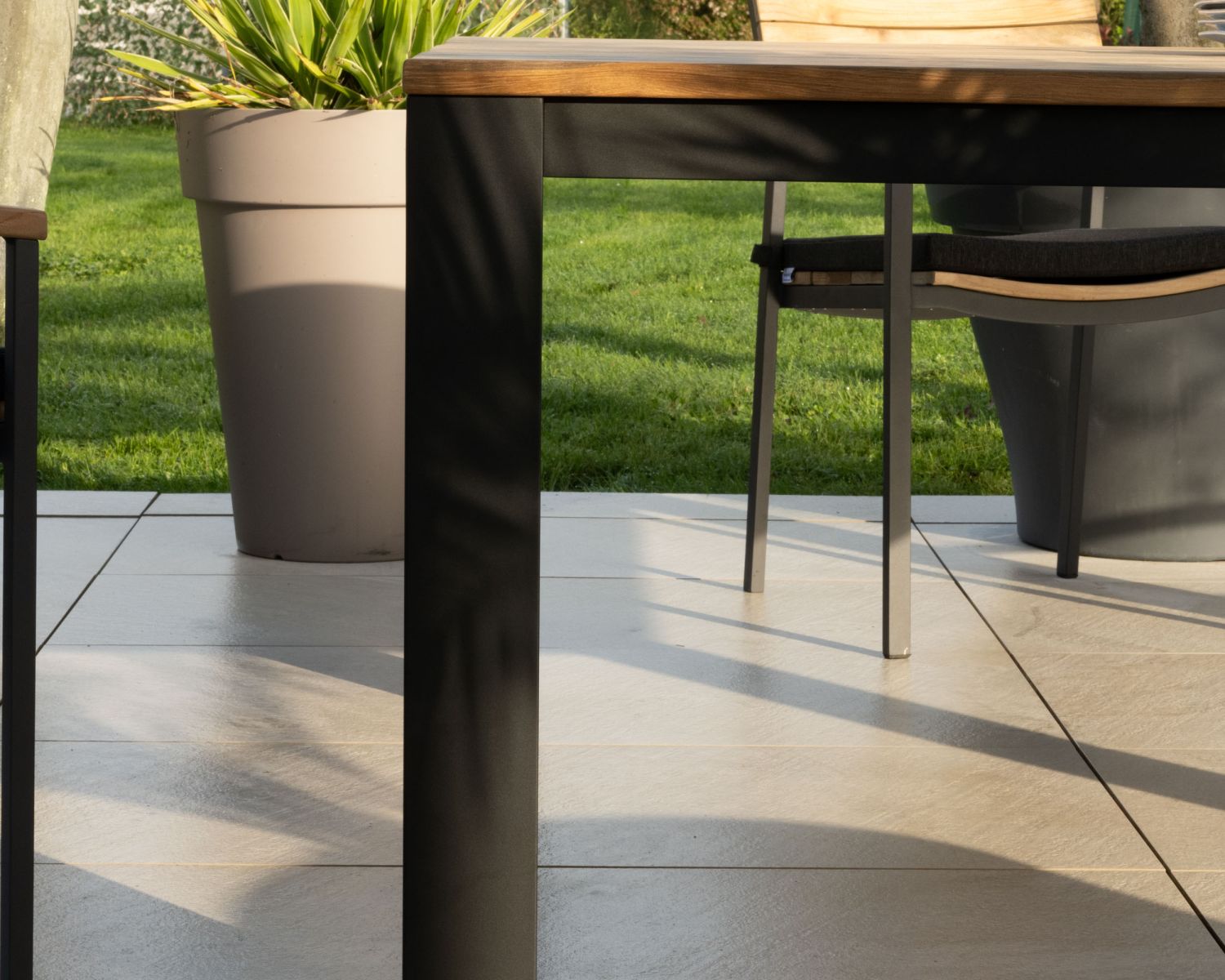 Table carrée 160 cm en aluminium et teck recyclé "Ozone" pour jardin contemporain