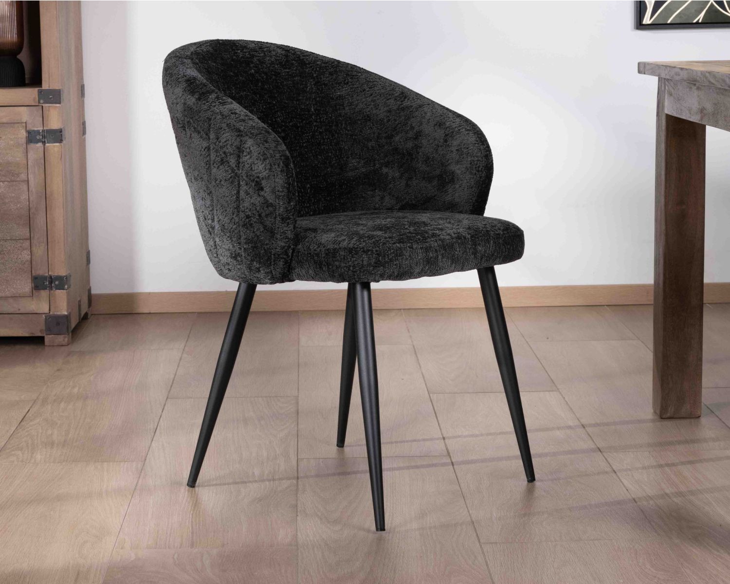 Lot de 2 chaises contemporaines et enveloppantes en tissu noir "Kandy"