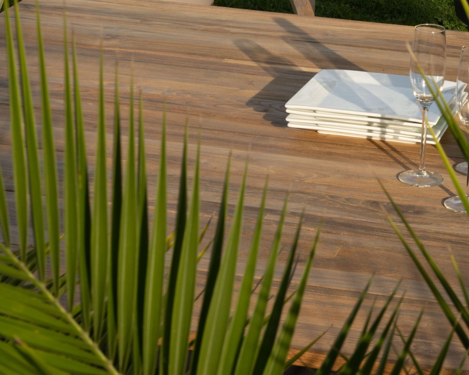 Table carrée 160 cm en aluminium et teck recyclé "Ozone" pour jardin contemporain