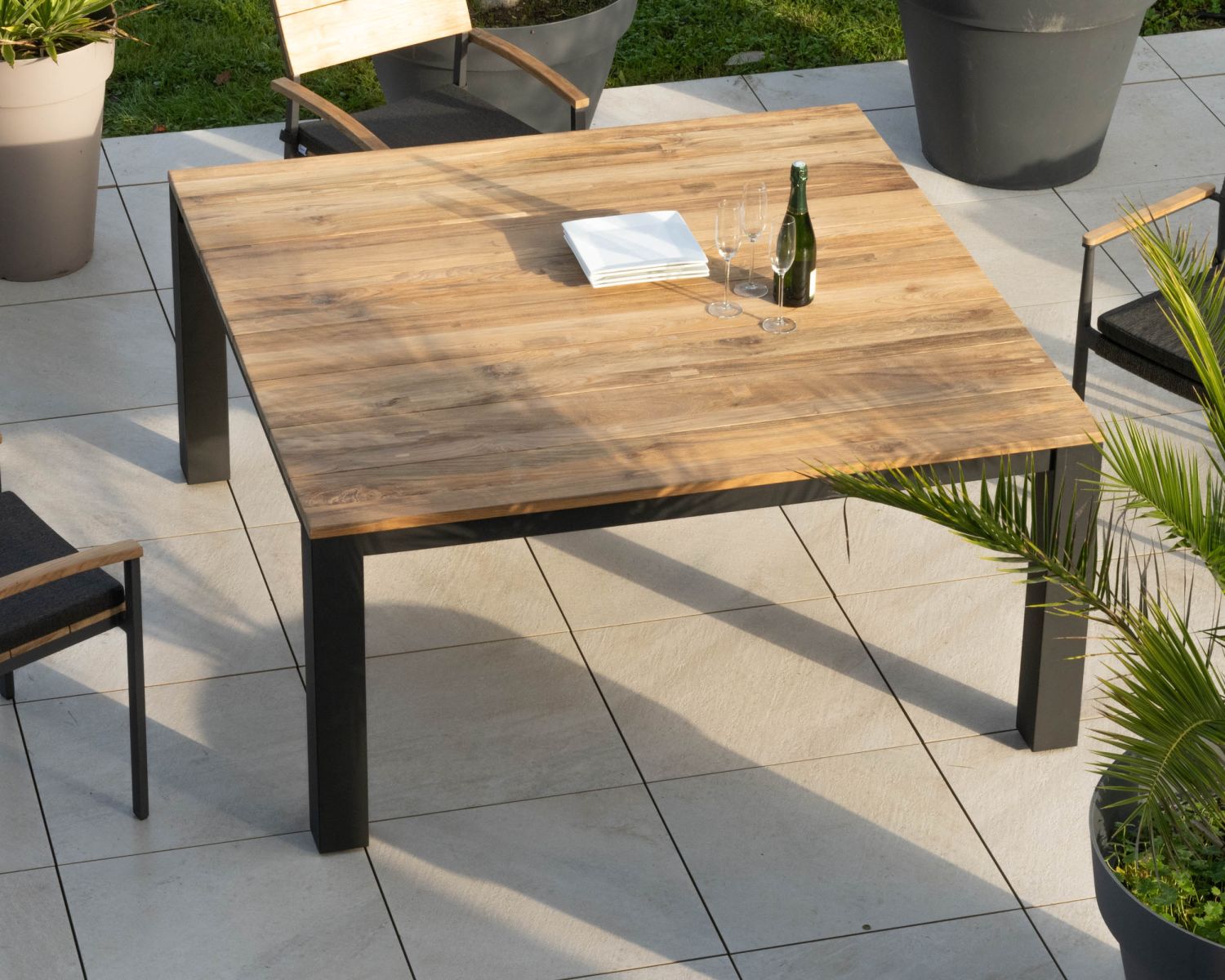 Table carrée 160 cm en aluminium et teck recyclé "Ozone" pour jardin contemporain