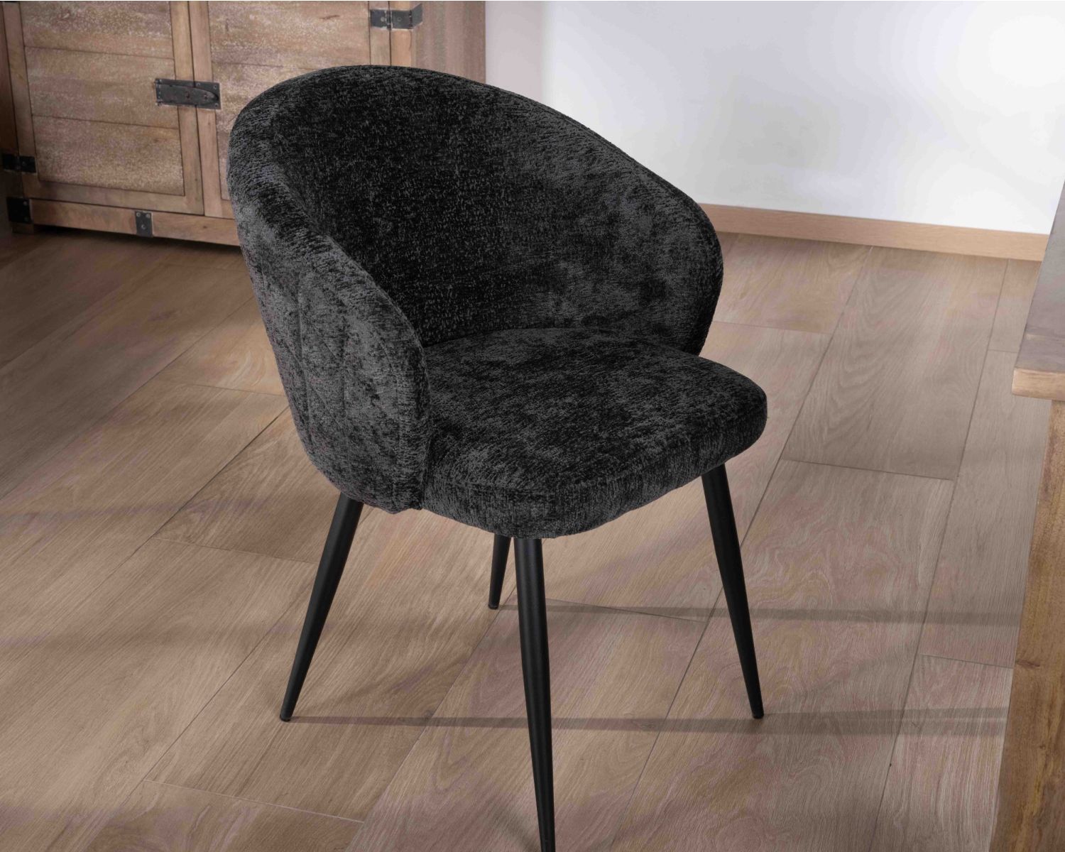 Lot de 2 chaises contemporaines et enveloppantes en tissu noir "Kandy"