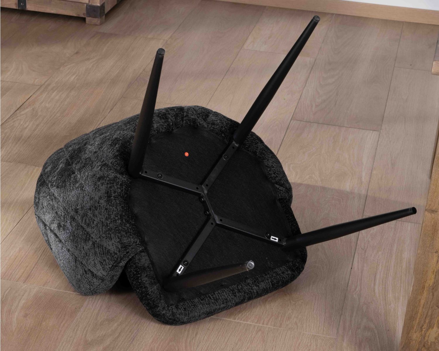 Lot de 2 chaises contemporaines et enveloppantes en tissu noir "Kandy"