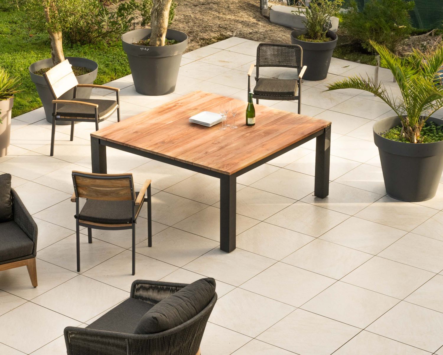 Table carrée 160 cm en aluminium et teck recyclé "Ozone" pour jardin contemporain