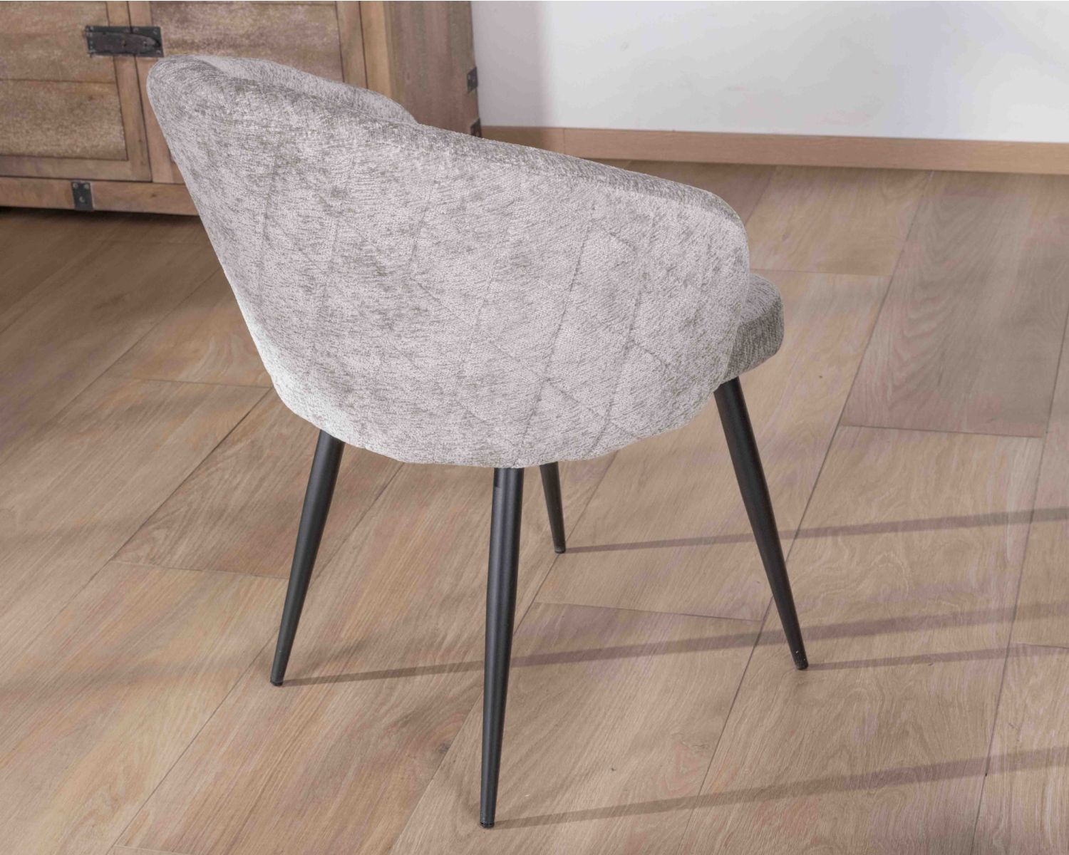 Lot de 2 chaises de repas design en tissu gris clair et pieds métal noirs "Kandy"