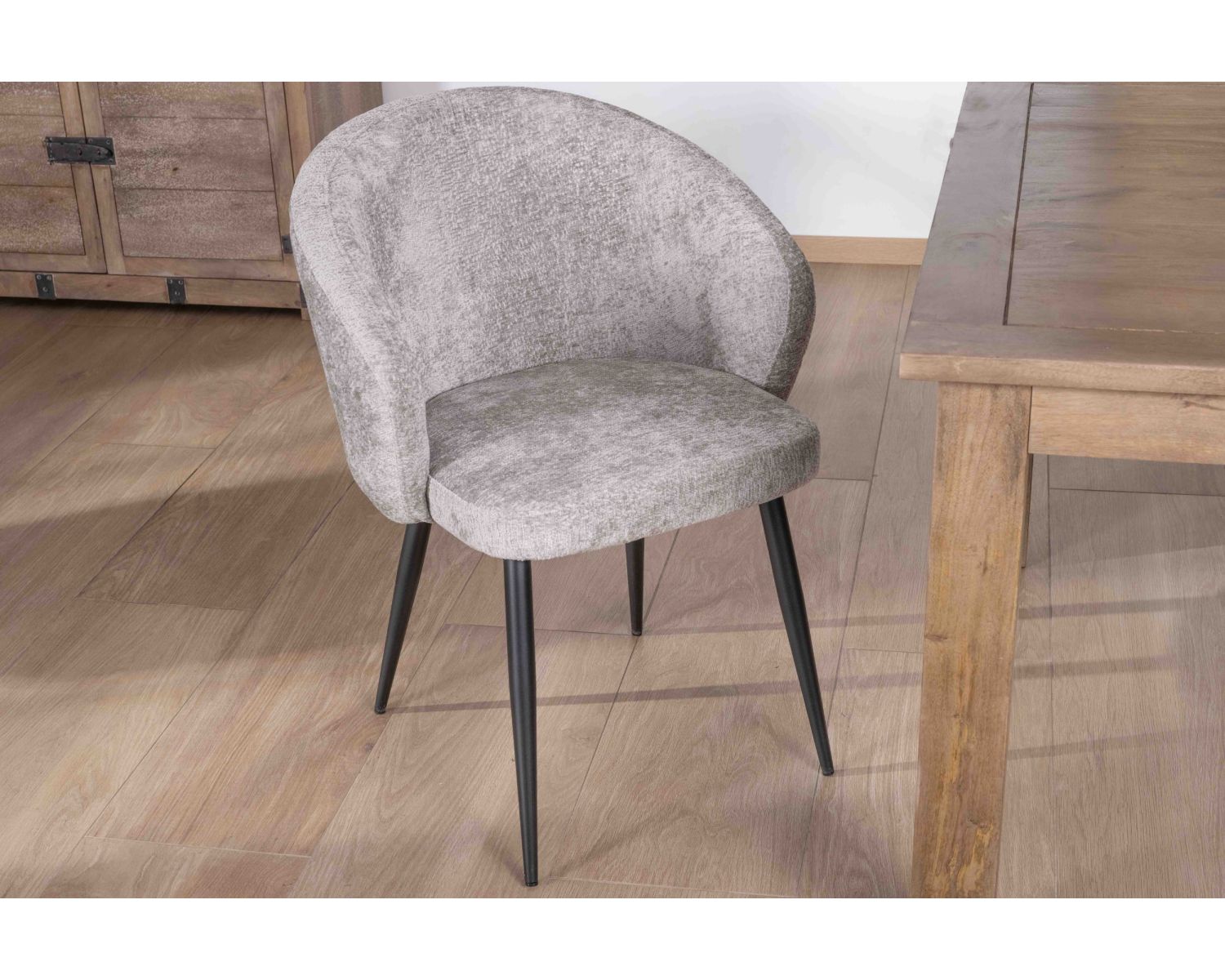Lot de 2 chaises de repas design en tissu gris clair et pieds métal noirs "Kandy"