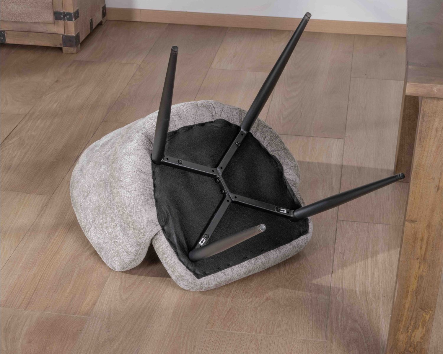 Lot de 2 chaises de repas design en tissu gris clair et pieds métal noirs "Kandy"