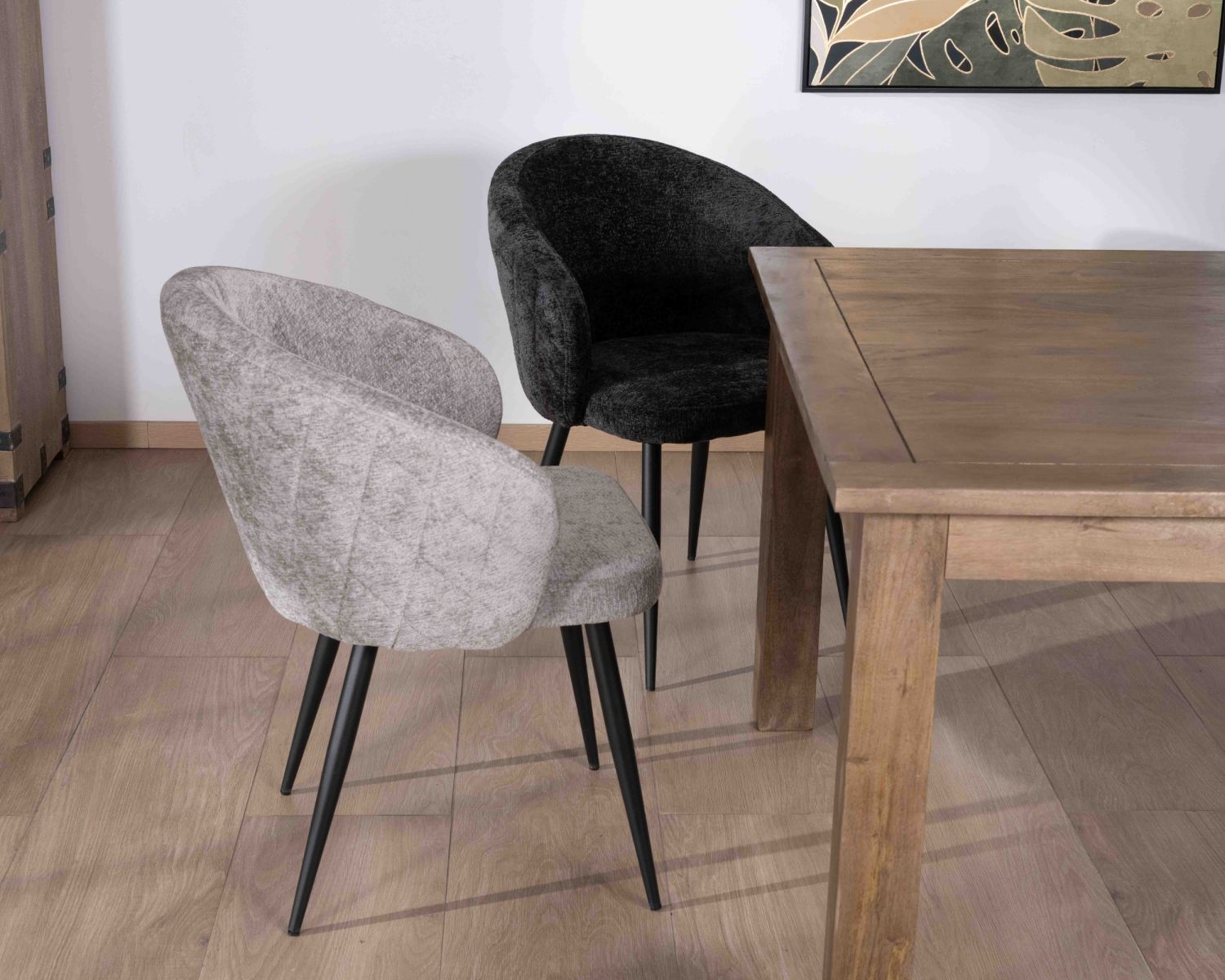 Lot de 2 chaises de repas design en tissu gris clair et pieds métal noirs "Kandy"