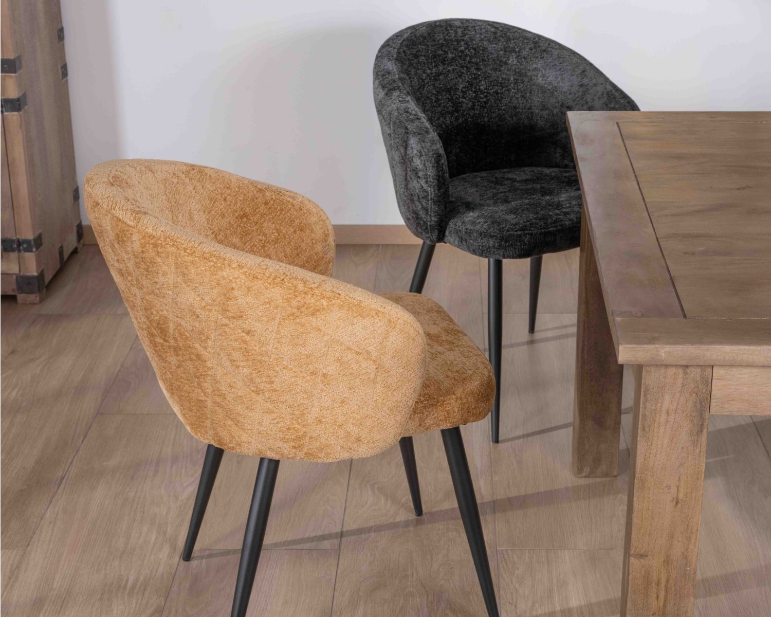 Lot de 2 chaises enveloppantes en tissu jaune et pieds métal noirs "Kandy"