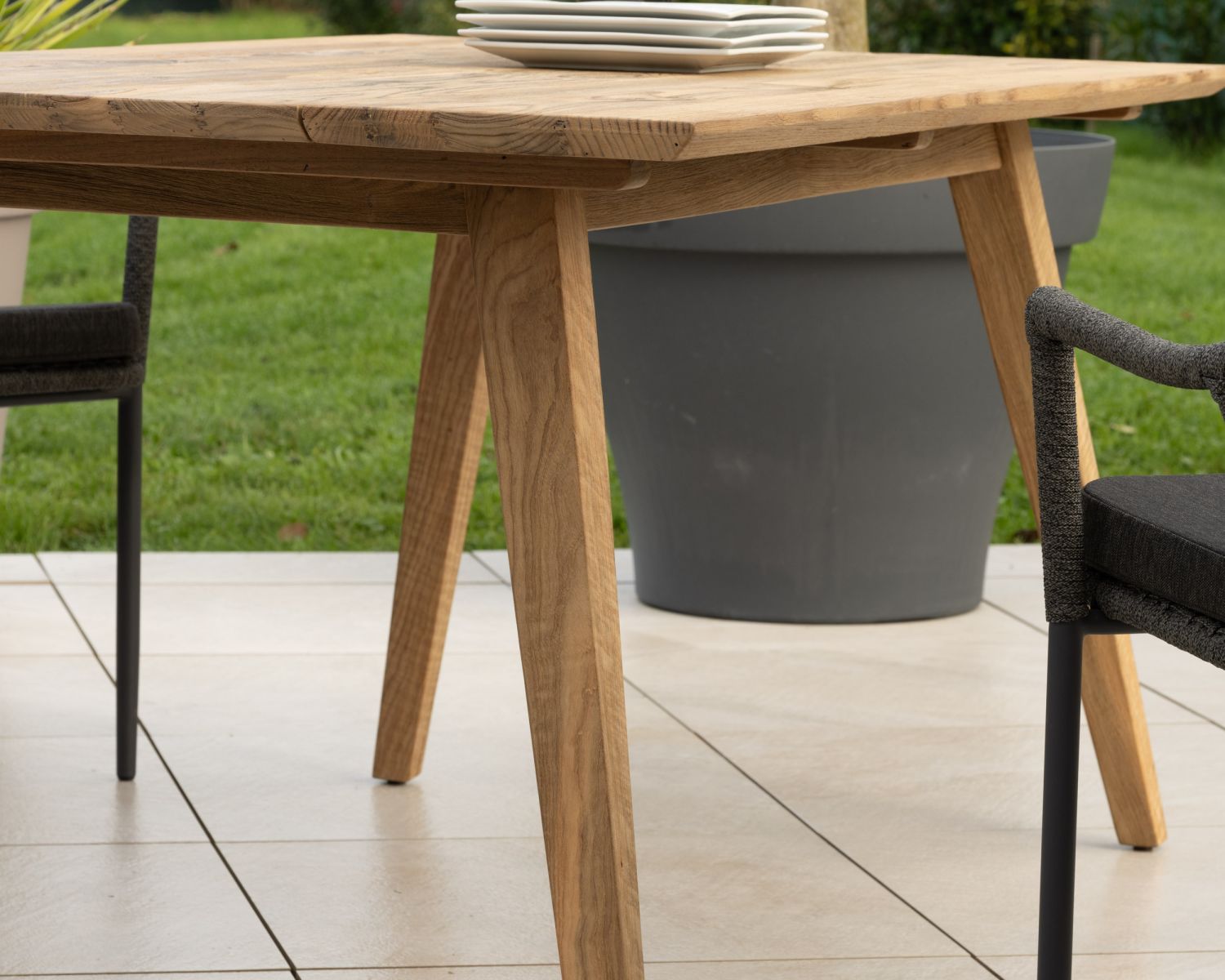 Table à manger spécial extérieur 160x90 cm "Tuléo" design épuré et teck recyclé