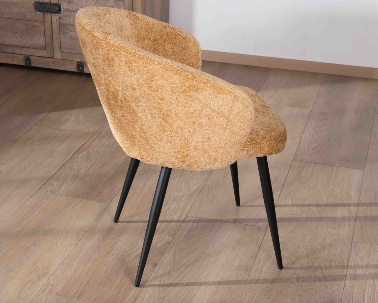 Lot de 2 chaises enveloppantes en tissu jaune et pieds métal noirs "Kandy"