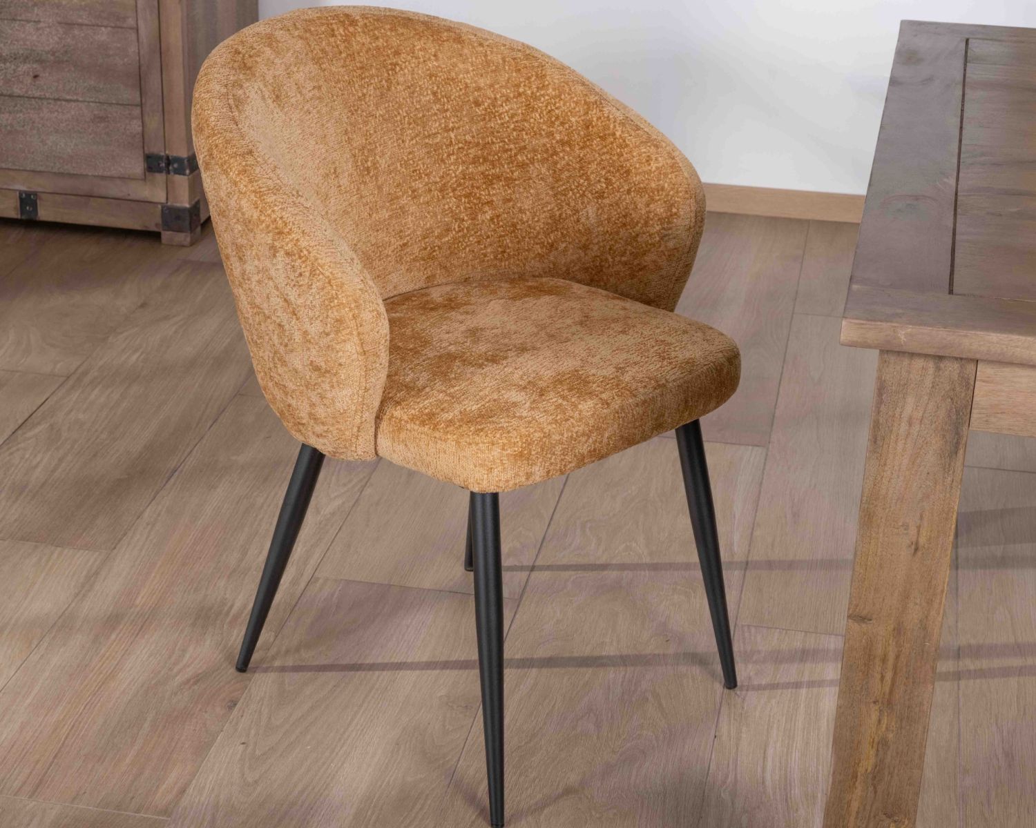 Lot de 2 chaises enveloppantes en tissu jaune et pieds métal noirs "Kandy"